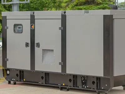 Gerador instalado em ambiente externo, pronto para operação