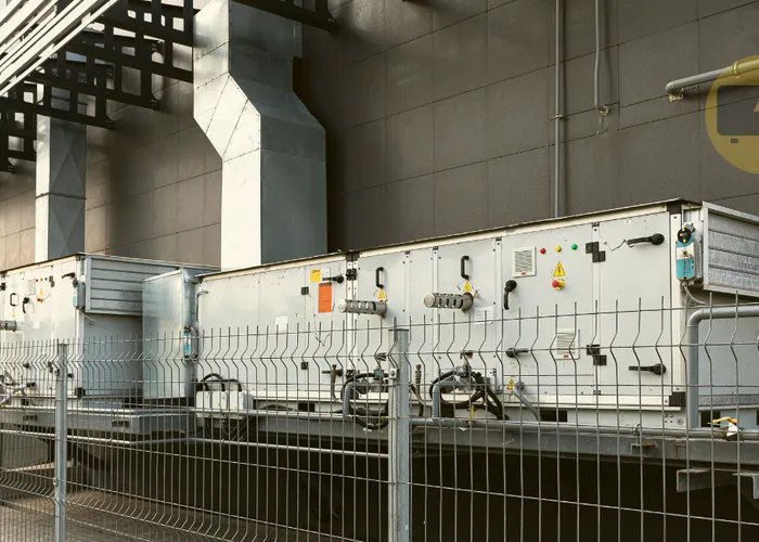 Geradores de grande porte instalados em área industrial